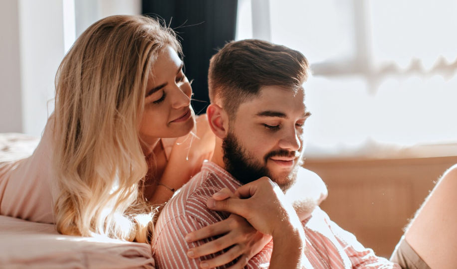 Почему мужчина вспоминает бывшую, даже в новых "счастливых" отношениях: 7 эмоционально сильных женских привычек, оставляющих след надолго