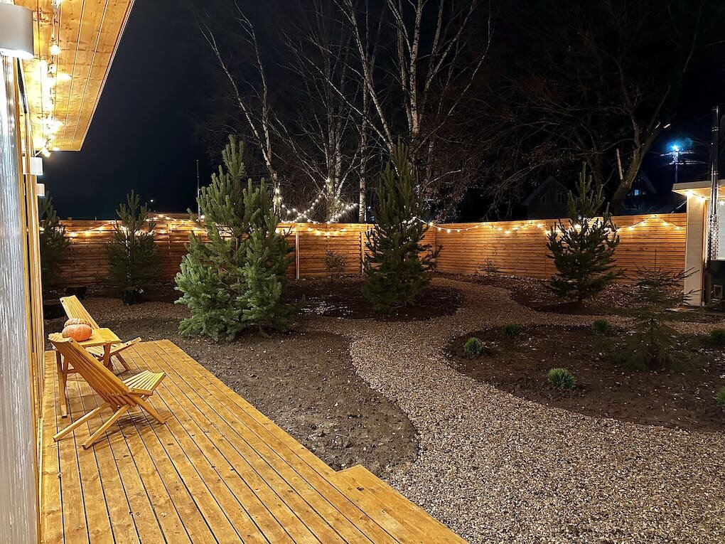 Вид из окна домика на дворик с ландшафтным дизайном - тишина и спокойствие для восстановления концентрации.