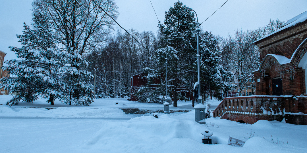 Зима раскрыла снежные объятья