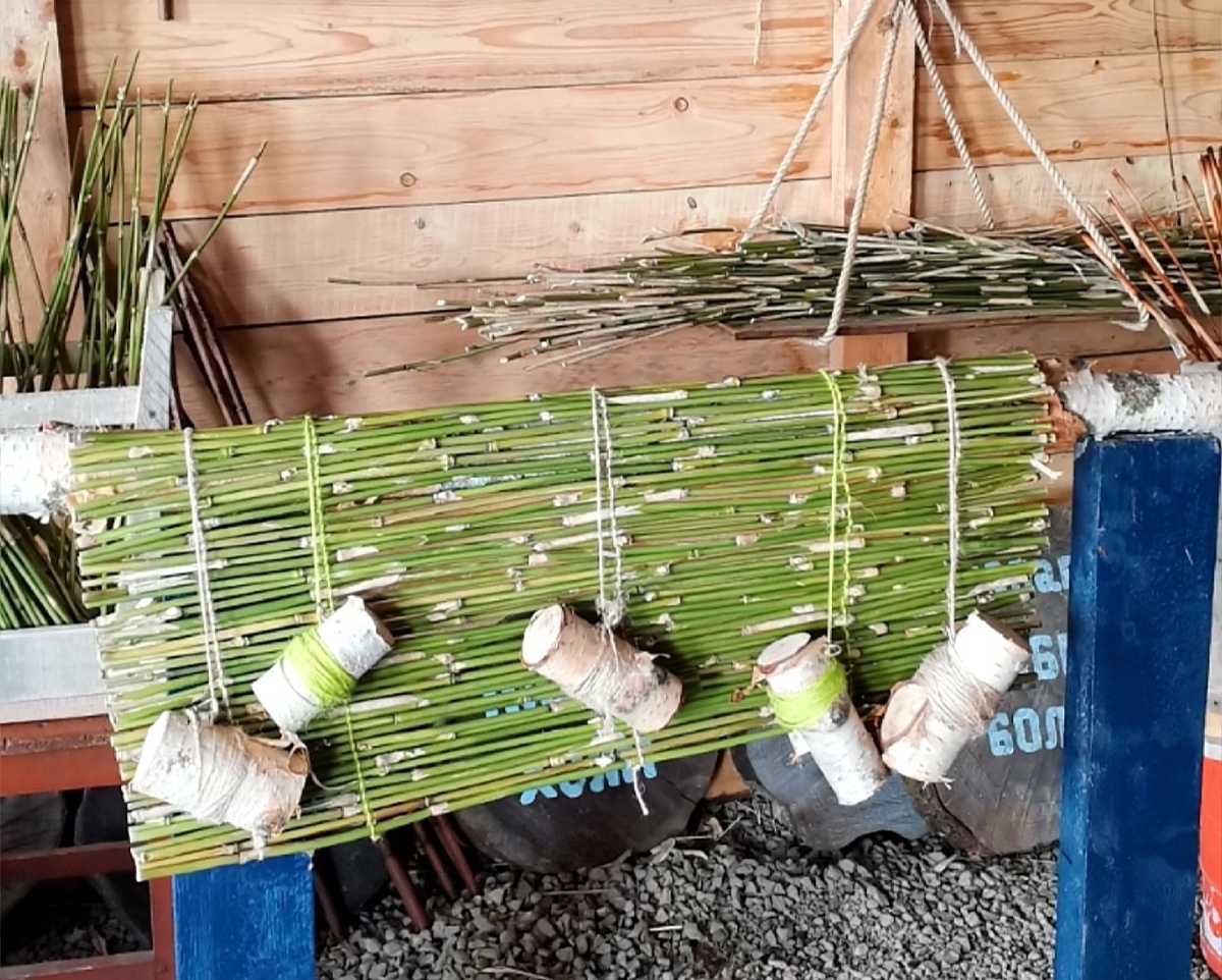 Жалюзи из бамбука курильского в процессе изготовления