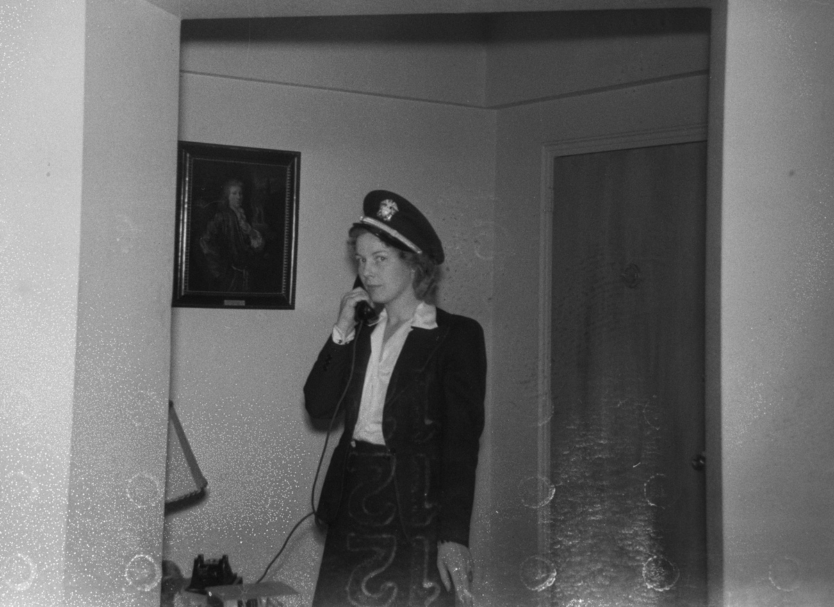 Инга Арвад в фуражке ВМС США в квартире Кэтлин Кеннеди в Вашингтоне, 1941 год. Фонд библиотеки Джона Ф. Кеннеди.