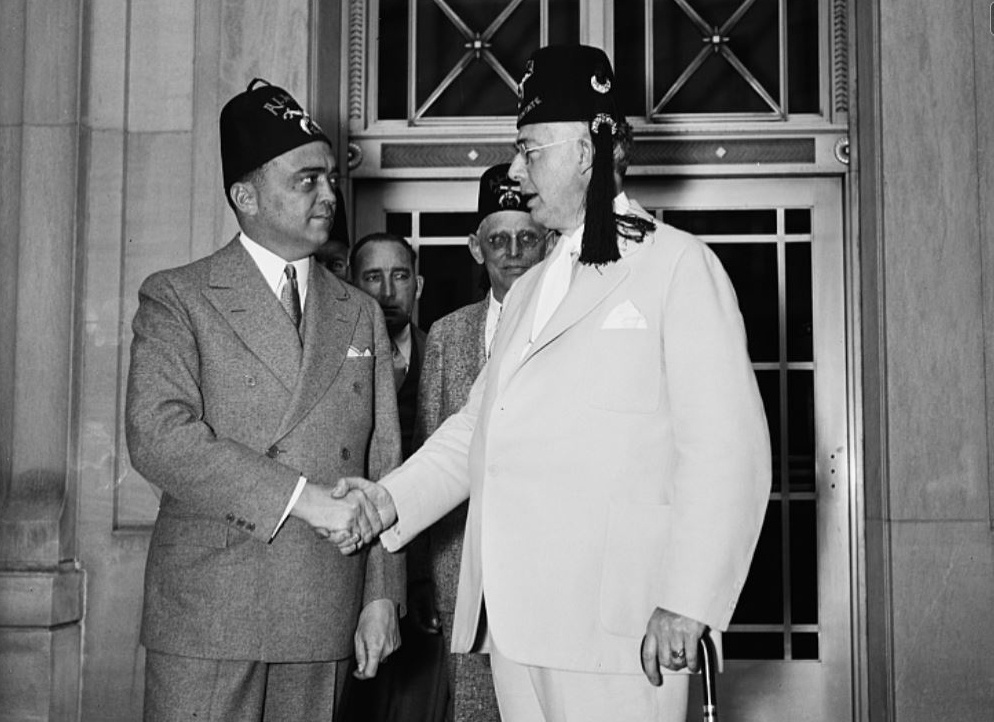 Мастер Эдгар Гувер (слева) и Дан С. Уильямс, имперский правитель штата Мэн на собрании "Шрайнеров" в Вашингтоне, 10.06.1935. Архив Библиотеки Конгресса США. "Шрайнеры" - древний арабский орден дворян тайного святилища.