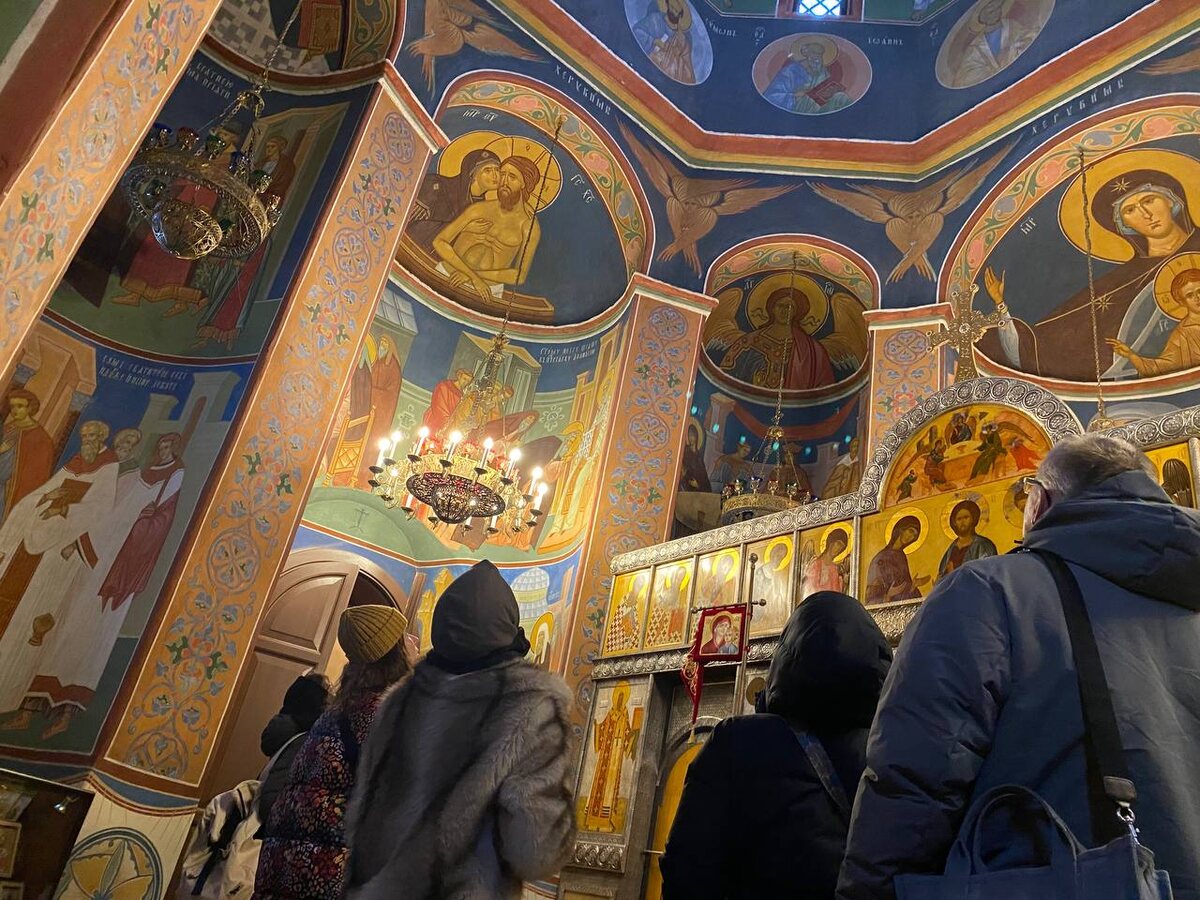 Очень красивый самый первый храм на территории (500 лет) – маленький Собор митрополита Петра 