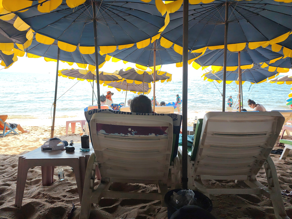 Пляж Джомтьен в Паттайе - вид с платного лежака