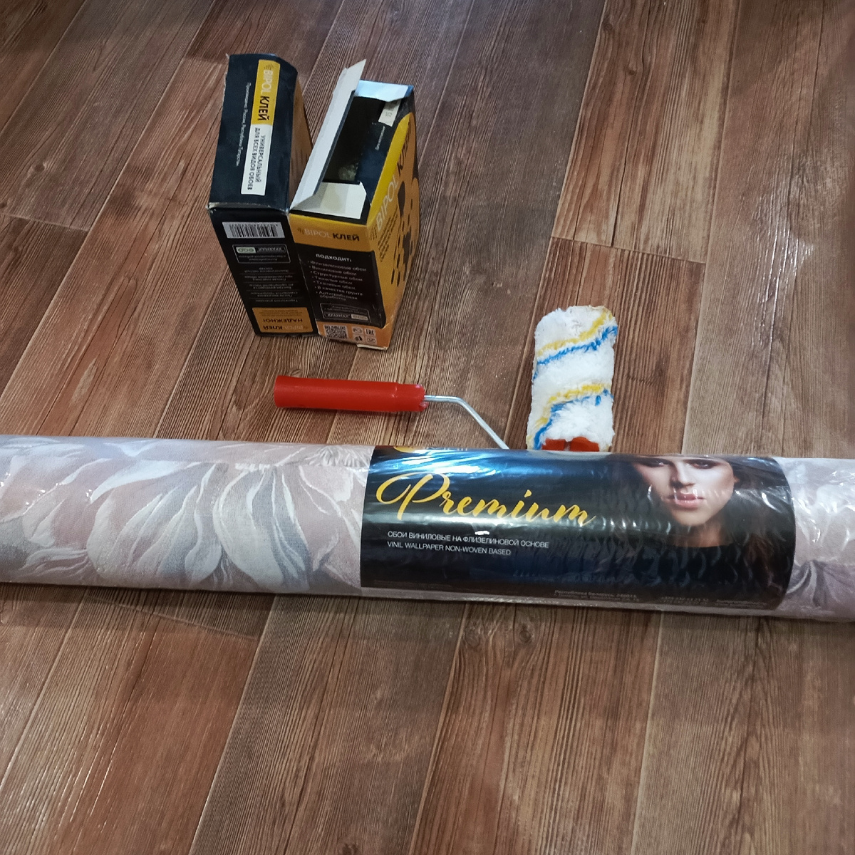 Купила два рулона виниловых обоев за 1095, которые довезла на саночках еще середине декабря.