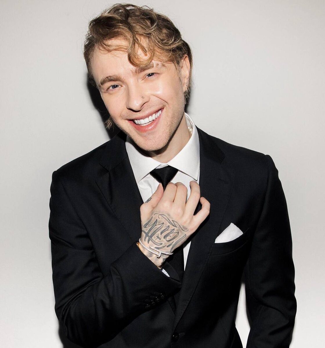 Два месяца назад на стадионе «ВТБ Арена» 14 000 человек подняли зажигалки во время баллады. Это было не на концерте рок-ветеранов, а на шоу 32-летнего парня в розовых джинсах, которого десять лет назад клеймили «однодневкой» и «попсовым проектом». Егор Крид. Выпускник орловского музыкального колледжа, который приехал в Москву без связей и денег, прошёл через «Фабрику звёзд-5», но не стал её призёром, и всё равно превратился в главный поп-проект десятилетия. Как певец, начинавший с лёгких танцевальных хитов, сумел провести через свой личный кризис целое поколение, перейдя от электро-попа к гитарным балладам и собрав на них стадионы? Это история не о таланте, а об интуиции. История о том, как услышать боль своего поколения раньше других и продать её под соусом идеального продюсирования.