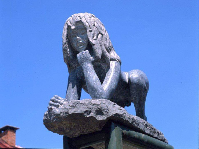 Статуя, посвященная «Виктору, дикому ребёнку из Аверона», скульптора Реми Кудрен