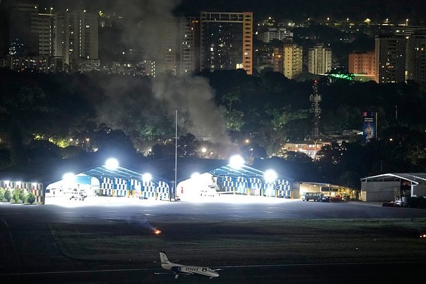    Последствия взрывов в аэропорту Ла-Карлота, Каракас, Венесуэла, 3 января. Фото: Matias Delacroix / AP
