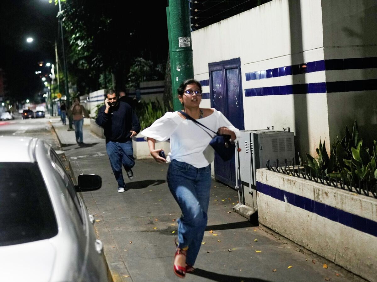    Люди бегут в убежище после звуков взрывов в Каракасе, Венесуэла© AP Photo / Matias Delacroix