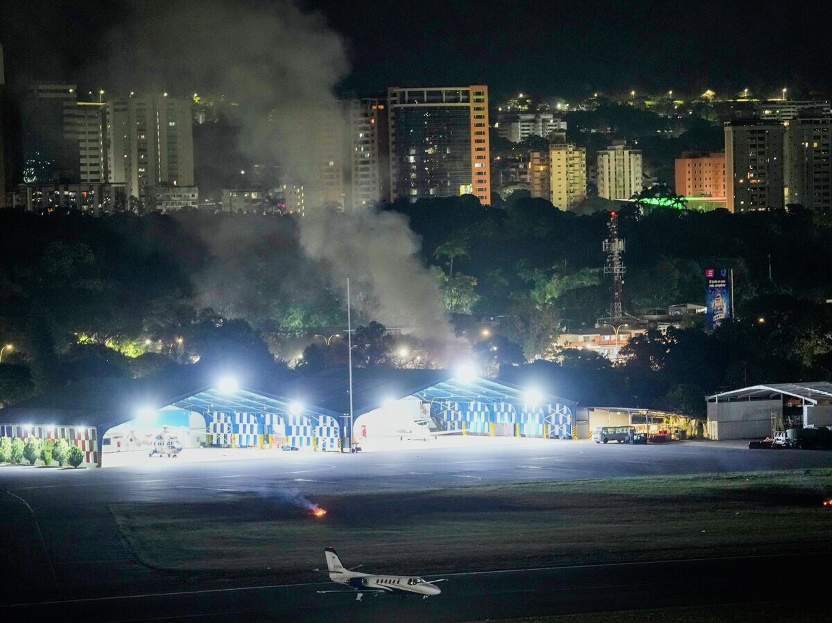    Дым на месте взрыва над аэропортом Ла-Карлота, Каракас© AP Photo / Matias Delacroix