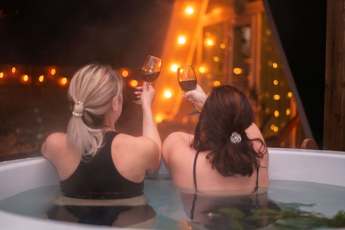 Горячая купель фурако под звездным зимним небом — праздничное расслабление в Старый Новый год