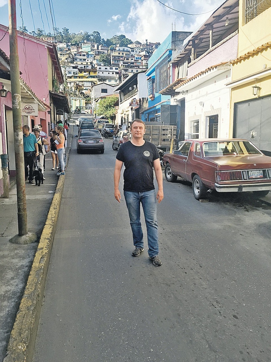    Этот бесстрашный гринго, зашедший в бедняцкий квартал Каракаса, и есть спецкор «КП» Володя Ворсобин. Фото: Сергей НОВИКОВ