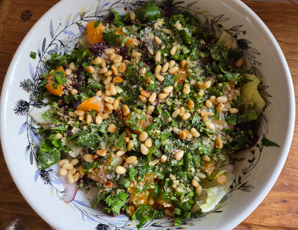 Чаша новогодняя. Она так сияет от счастья, поскольку это её время, а я и летом использую, не убираю. Мне очень нравится её размер и форма. Листья салата Айсберга рву руками, отварную свёклу режу брусочками на жевок, лук полукольцами, перетираю руками с солью и сахаром, мандарины нарезаю кружочками толщиной в один сантиметр, а потом на дольки, кинзу с чесноком, орехи грецкие и кедровые... соль, перец, оливковое масло.