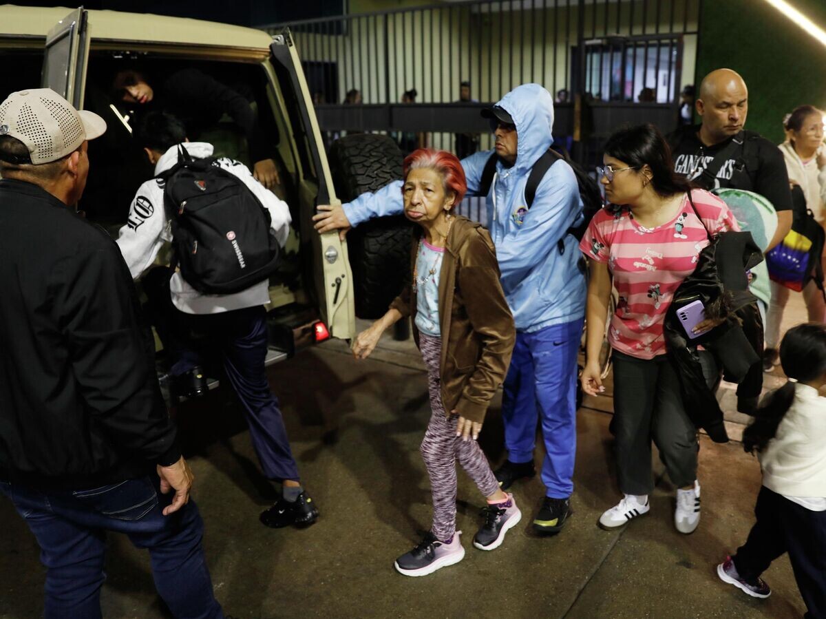    Жители эвакуируются из здания после того, как в Каракасе были слышны взрывы© AP Photo / Cristian Hernandez