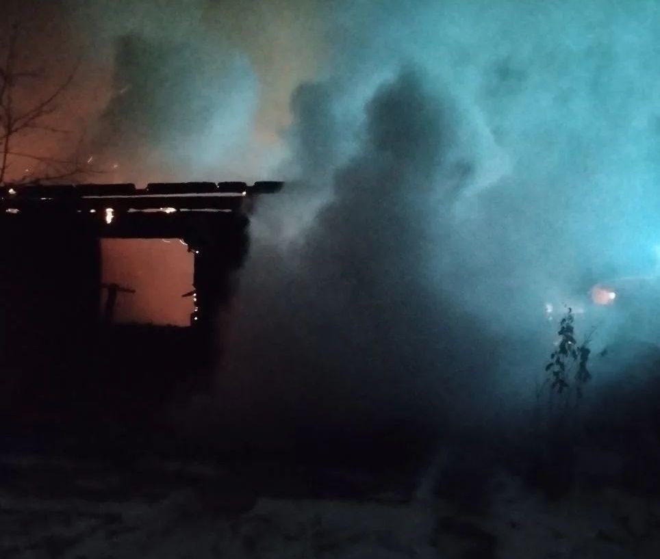    Жилой трёхквартирный дом загорелся в Лахденпохском районе© Госкомитет Карелии по безопасности населения