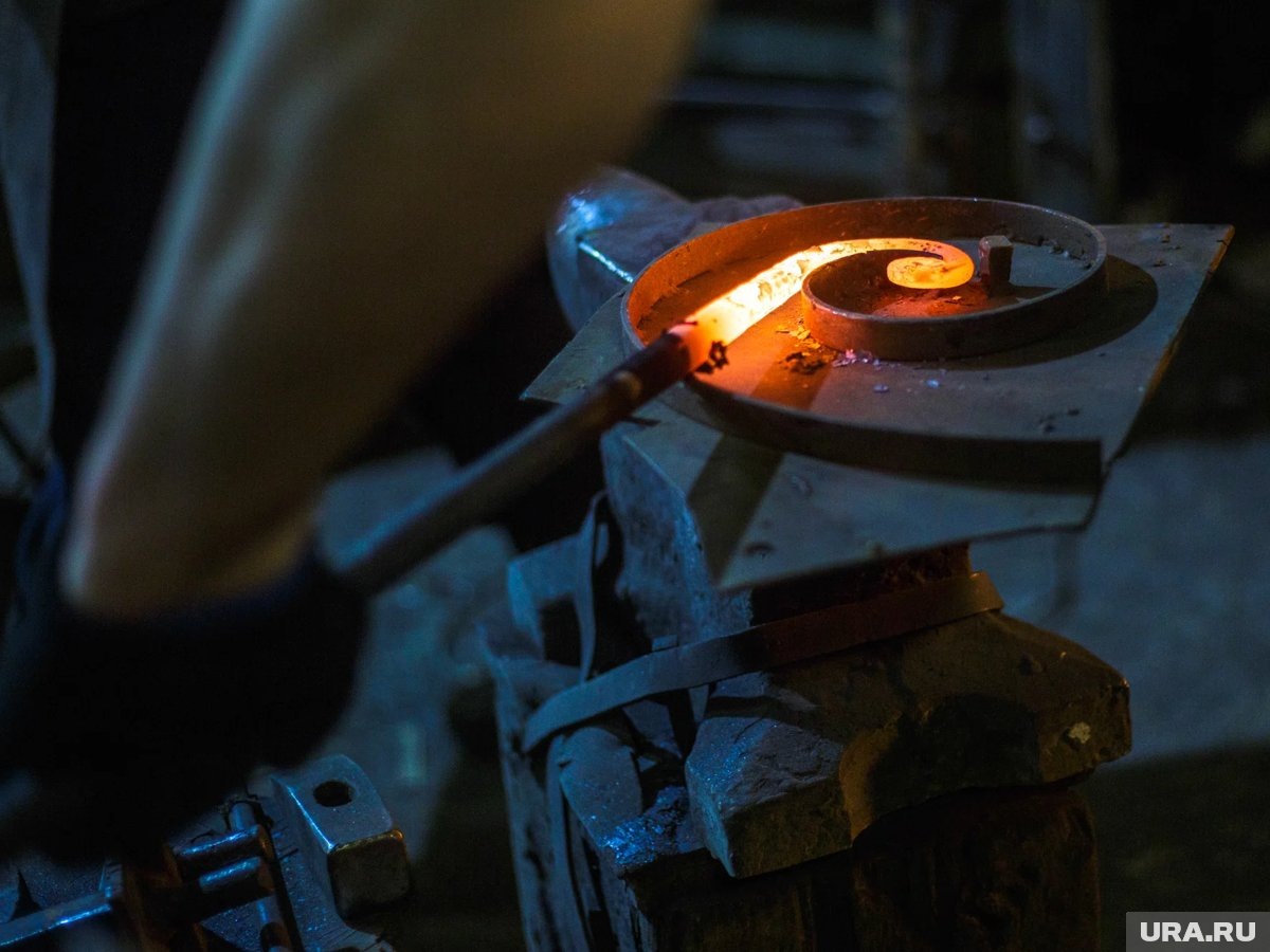    Челябинские кузнецы получают высокую зарплату
