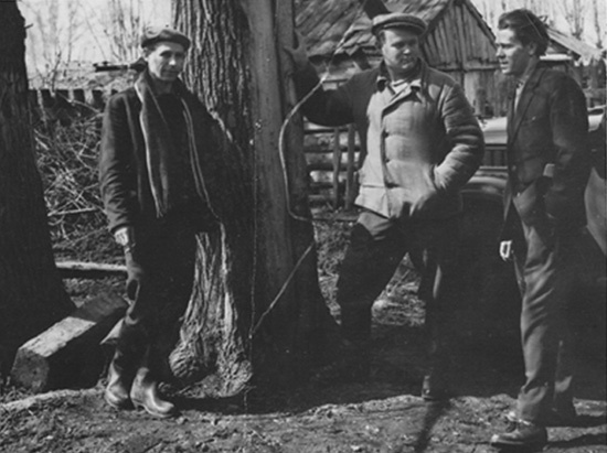 У здания редакции районной газеты «Восход» в с. Красногорском. Слева направо: Н. Рубцов, Н. Сараев, Г. Володин. Фотография фотокора газеты «Восход» Владимира Мусохранова, 1966 г.