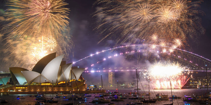 Хоровод вокруг чемодана, сжигание мультяшек и другие новогодние традиции стран мира