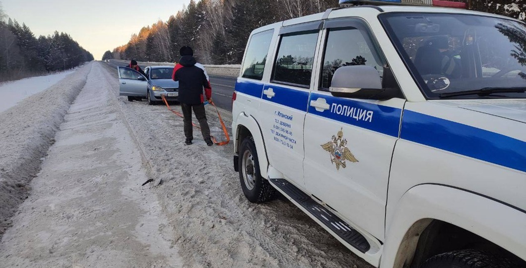 На красноярской трассе спасли замерзавших водителей