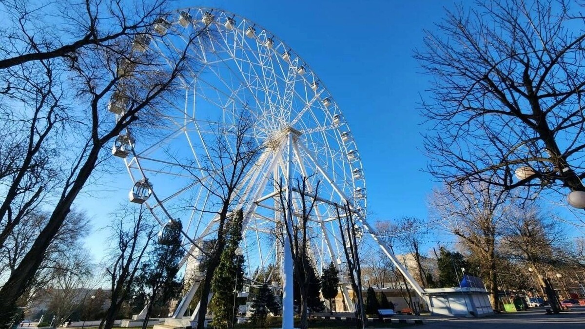    В Ростове остановилось колесо обозрения с пассажирами в кабинках   rostovgazeta.ru