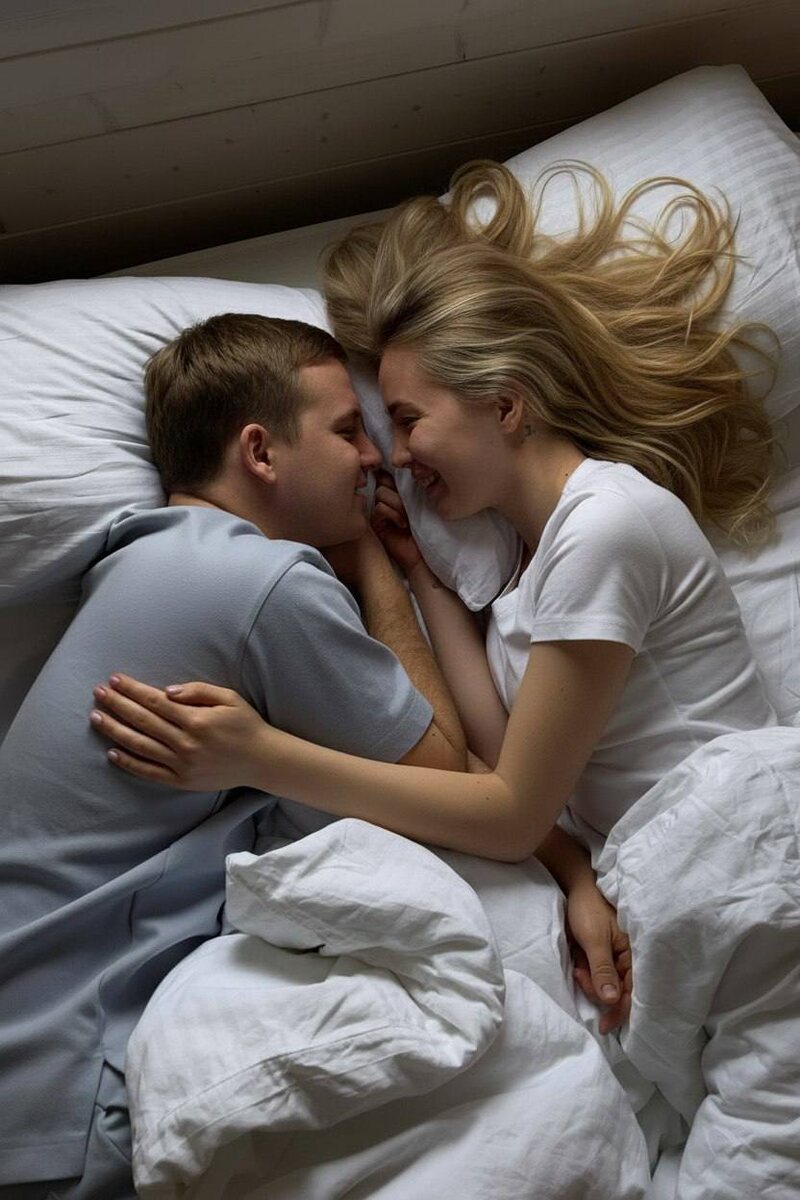 Уютная зона отдыха в треугольном домике — пространство для сна и релаксации без расписания