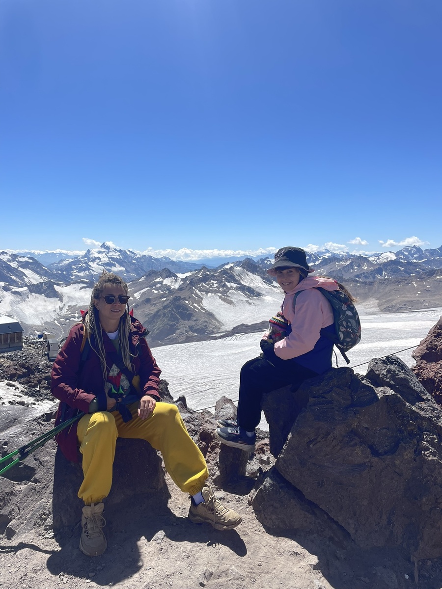 Вот они, великие покорители Эльбруса -  мистер Бантик и мамыч! Август, 2024, станция Гара-Баши, высота 3847 мм. Вся боль в моих глазах скрыта за стеклами очков!!!