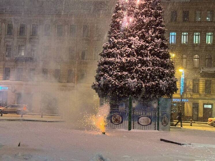     Не стоит подходить к изделию, даже если «кажется, что оно погасло». Фото: Архив МК в Великом Новгороде