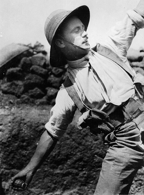 Офицер Британской Салоникской армии показывает, как правильно бросать гранату Миллса по навесной траектории