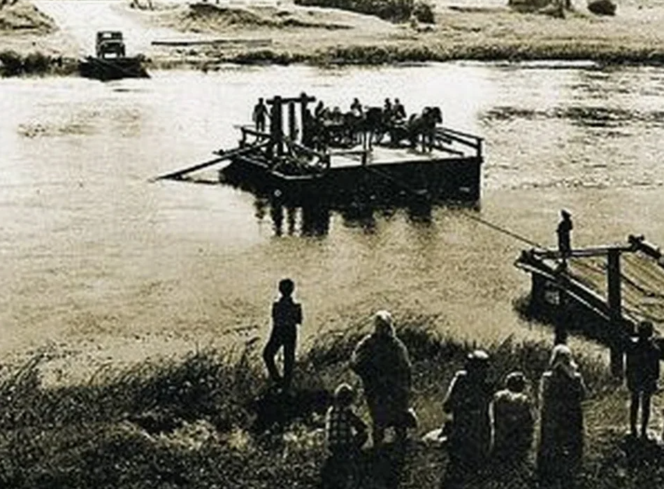 Фото самолёта нашла только такое. Самолётами  в СССР пользовались вплоть до середины восмидесятых. А возможно, где-то пользуются до сих пор. Через узкую реку была просто прекинута верёвка. Через широкую верёвка закреплялась одним концом за якорь, другим за паром