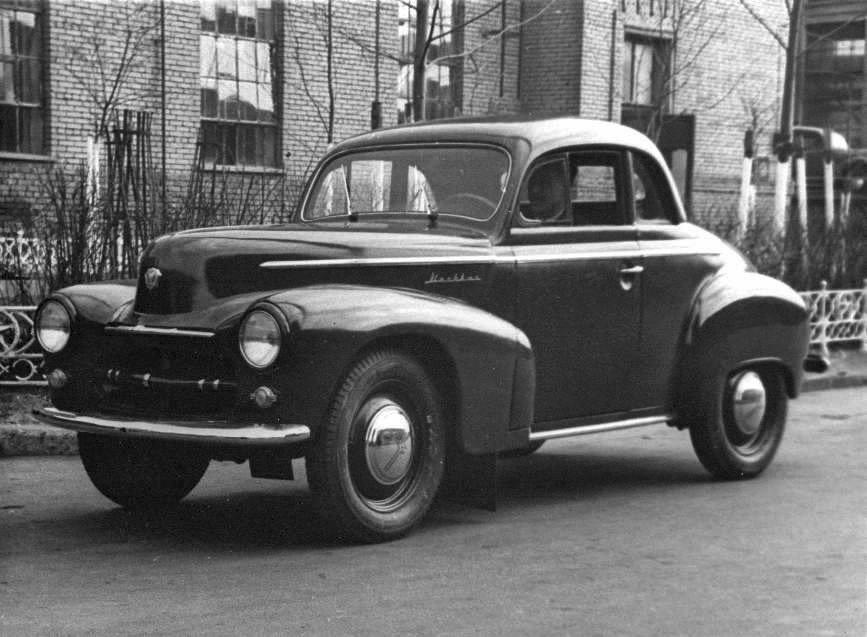    Купе на базе «Москвича-400» (1951 г.), по сути — первый гоночный автомобиль московского завода