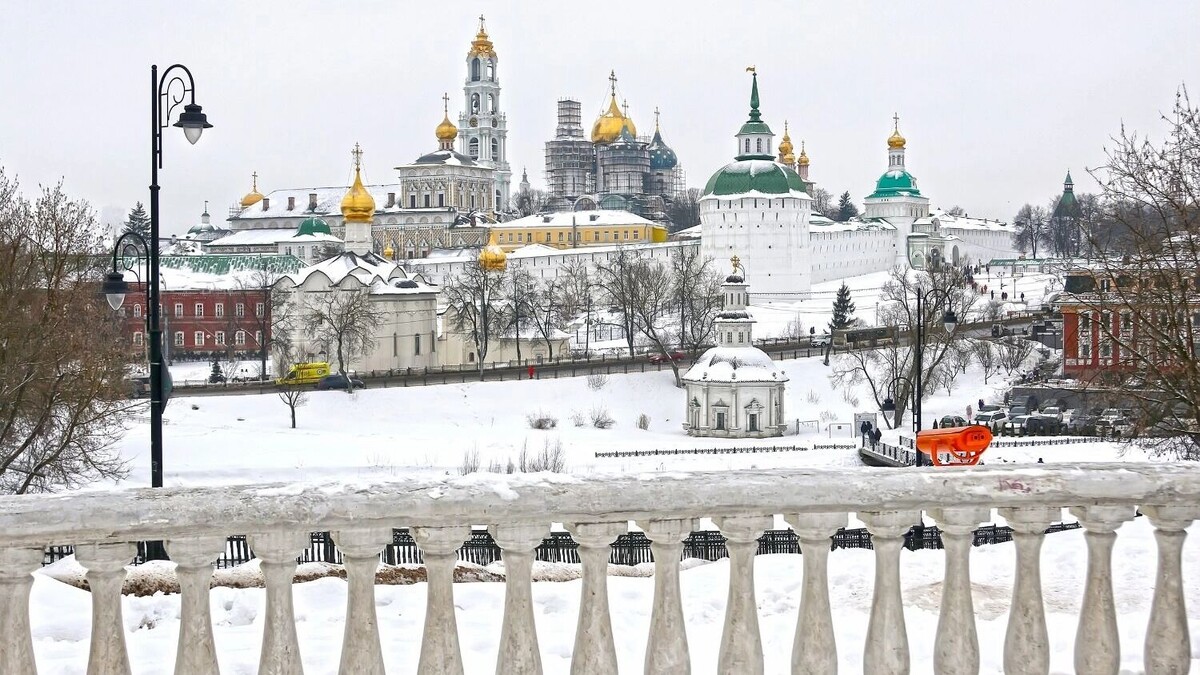 Лучший вид на крупнейший в России монастырь открывается со смотровой площадки на Блинной горе. Фото: Наталия Казакова / newizv.ru