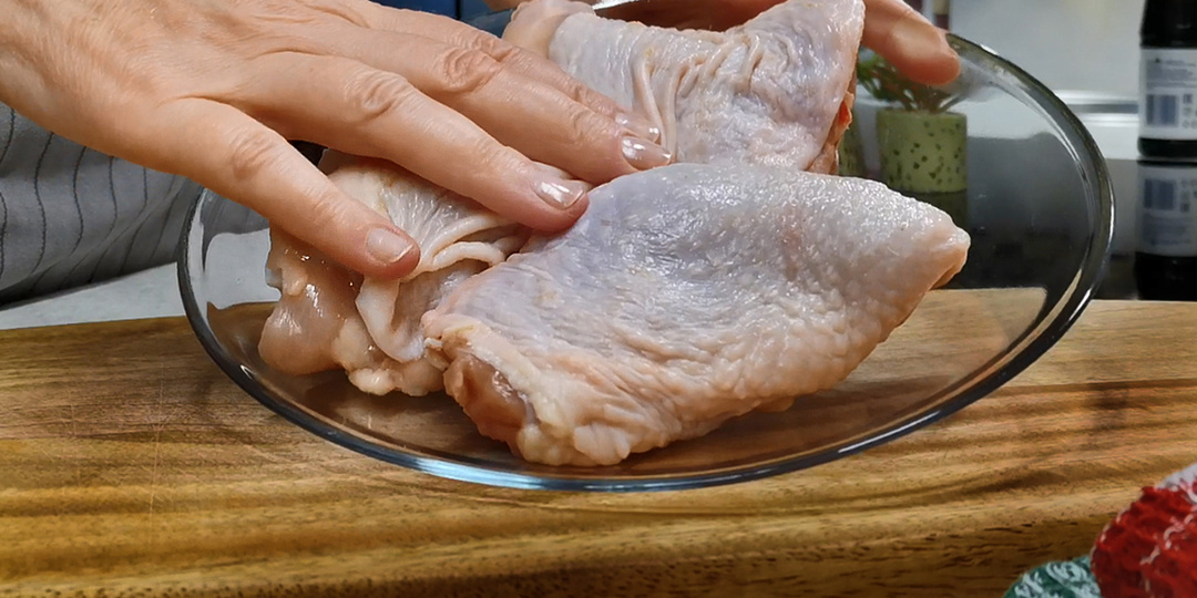 Знала бы про рецепт раньше, готовила бы так всегда. Знакомый повар показал как пожарить невероятно сочный куриный шницель по-китайски