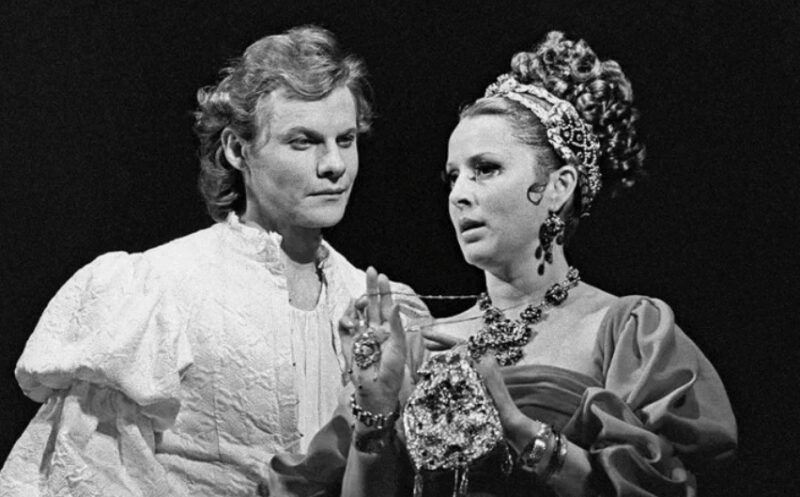    Нелли Корниенко и Виталий Соломин в постановке «Заговор Фиеско в Генуе».