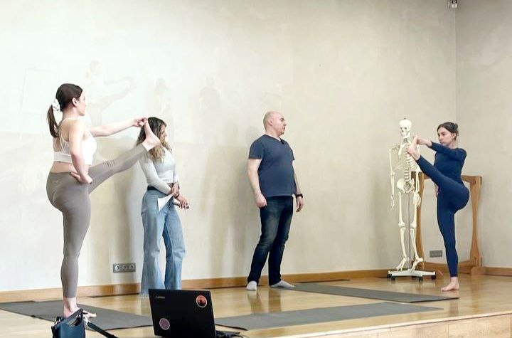 Михаил Галаев принимает асаны у своих учеников