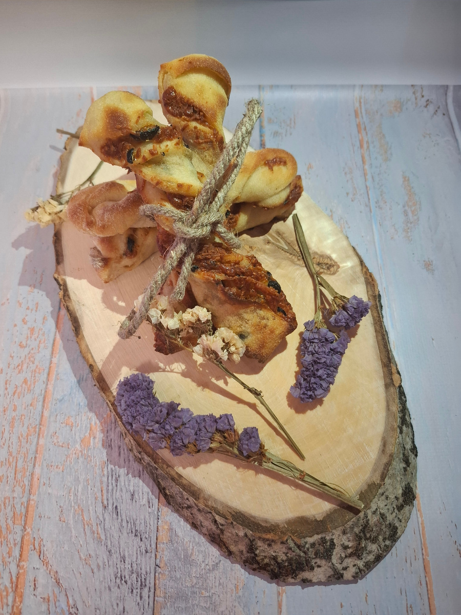 Хлебные палочки с маслинами, травами и пекорино