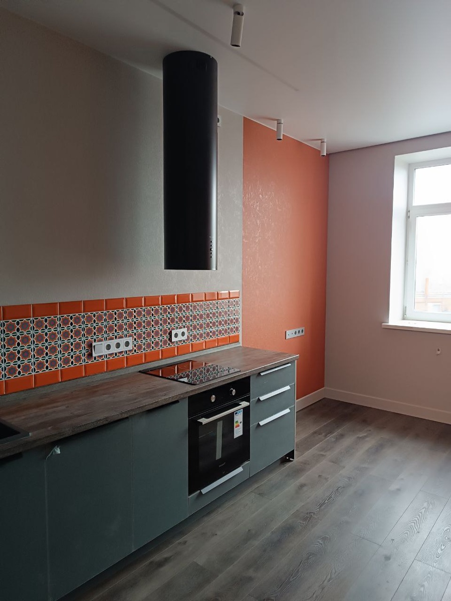 Вот так квартира выглядела ДО начала комплектации. В ней уже был сделан ремонт по дизайн-проекту (не моему), смонтирована кухня, частично ванная. Листайте галерею!