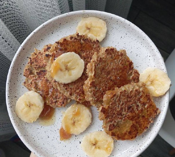 Запечённые овсяные оладьи с ягодами