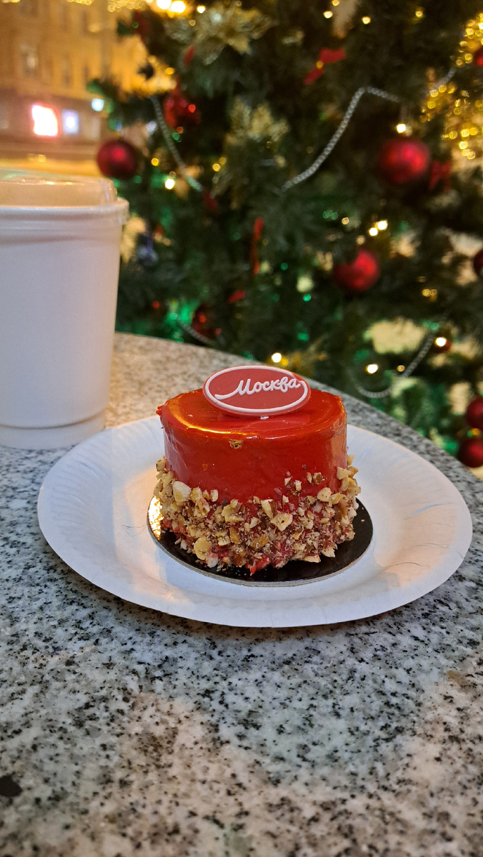 Пирожное Москва в павильоне на Триумфальной площади