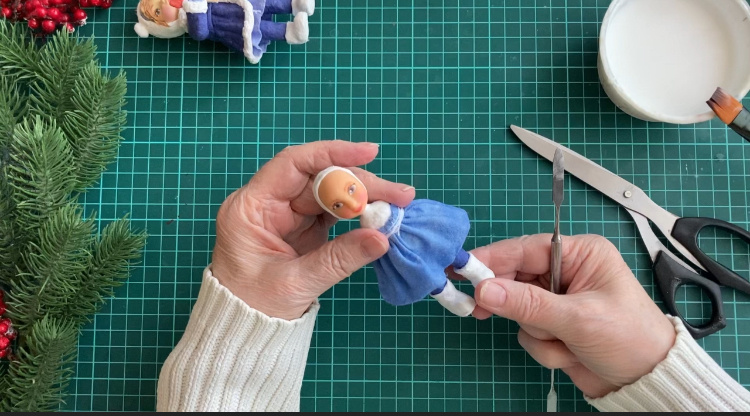 Закрепили и просушили юбочку на куколке. Фото автора. 