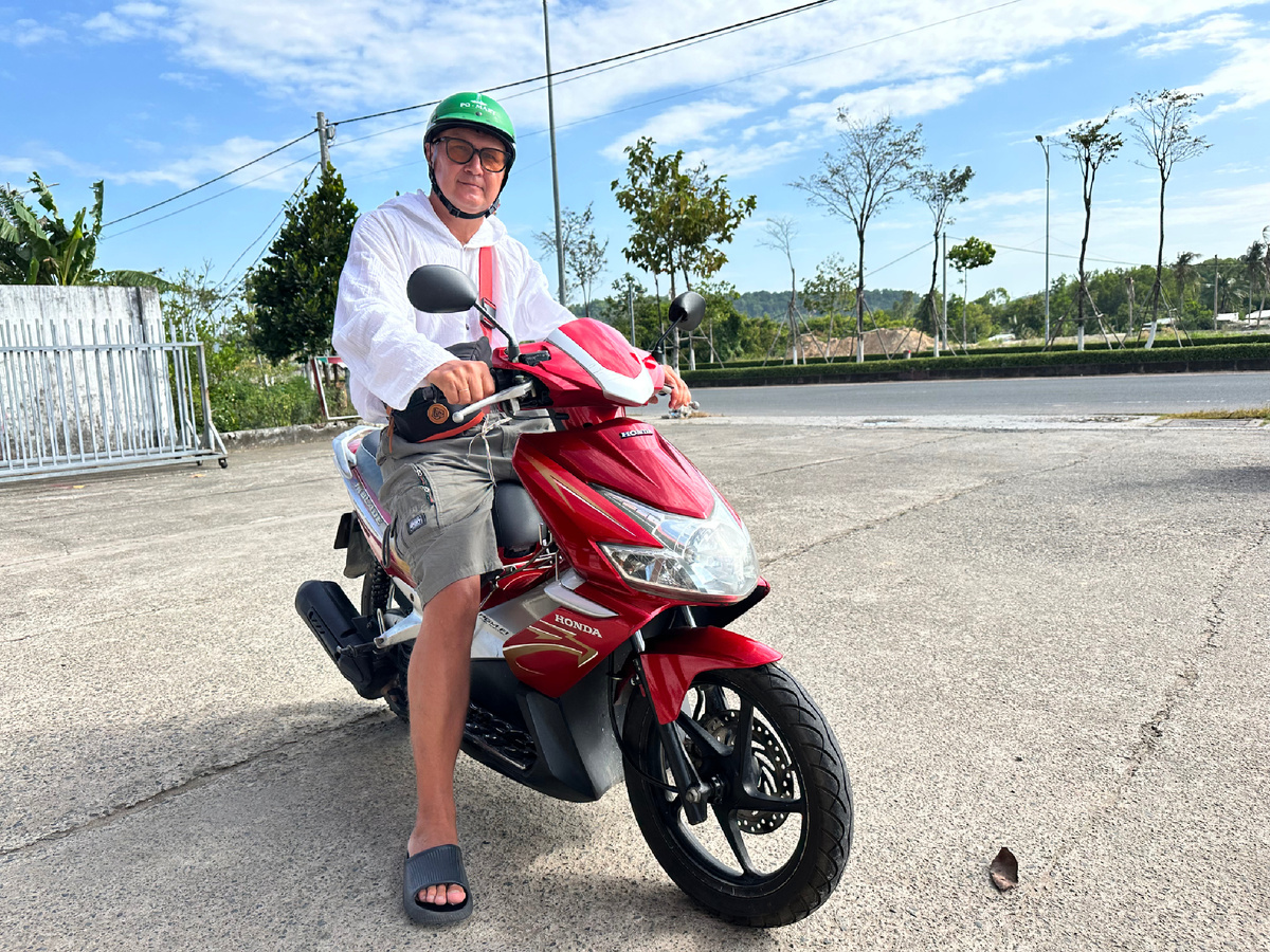 Арендовали байк на острове.