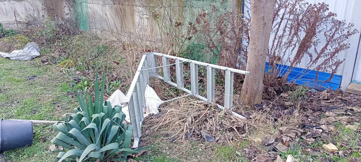 Стремянка тоже полетала немножко