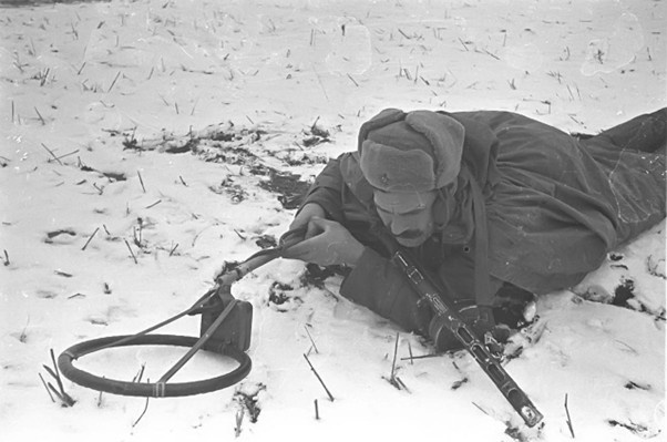 Советский сапер с индукционным миноискателем ВИМ-203 (фото из сети)