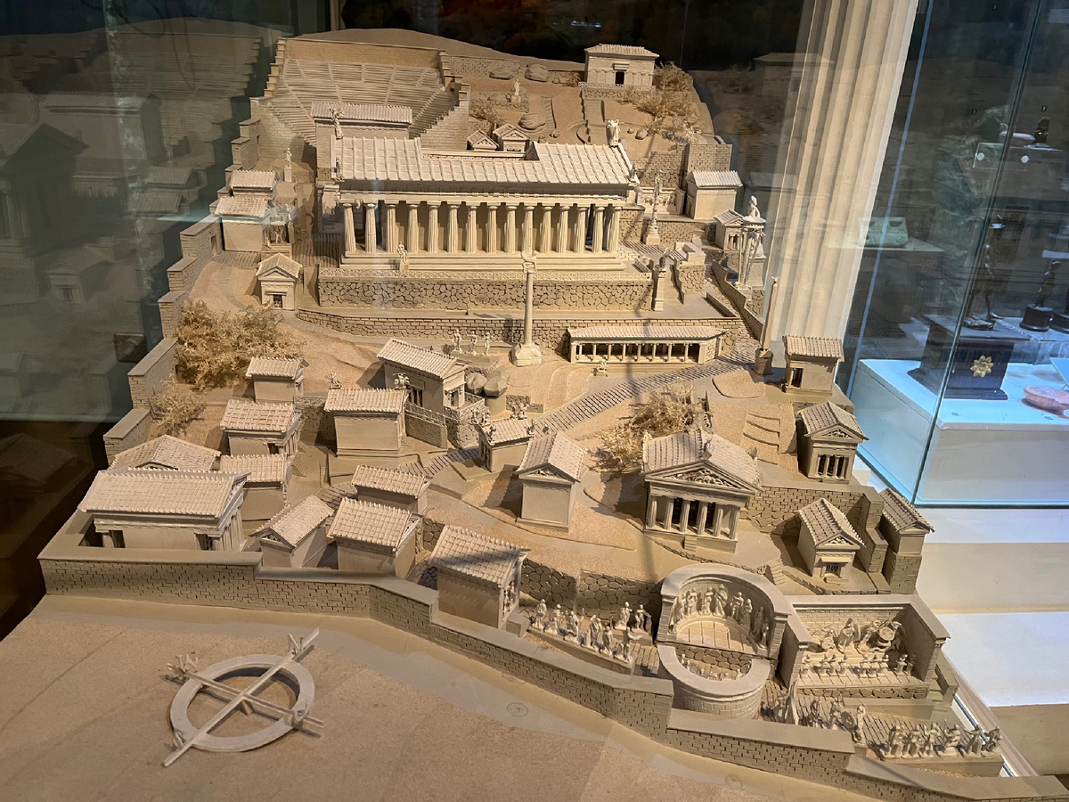 Макет храма Аполлона в Дельфах. Музей истории религии, СПб.