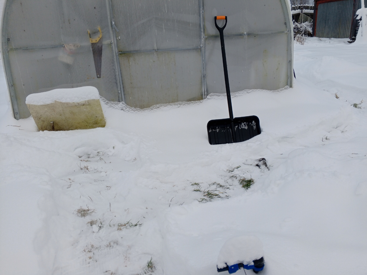 Расчистила снег вдоль дорожек
