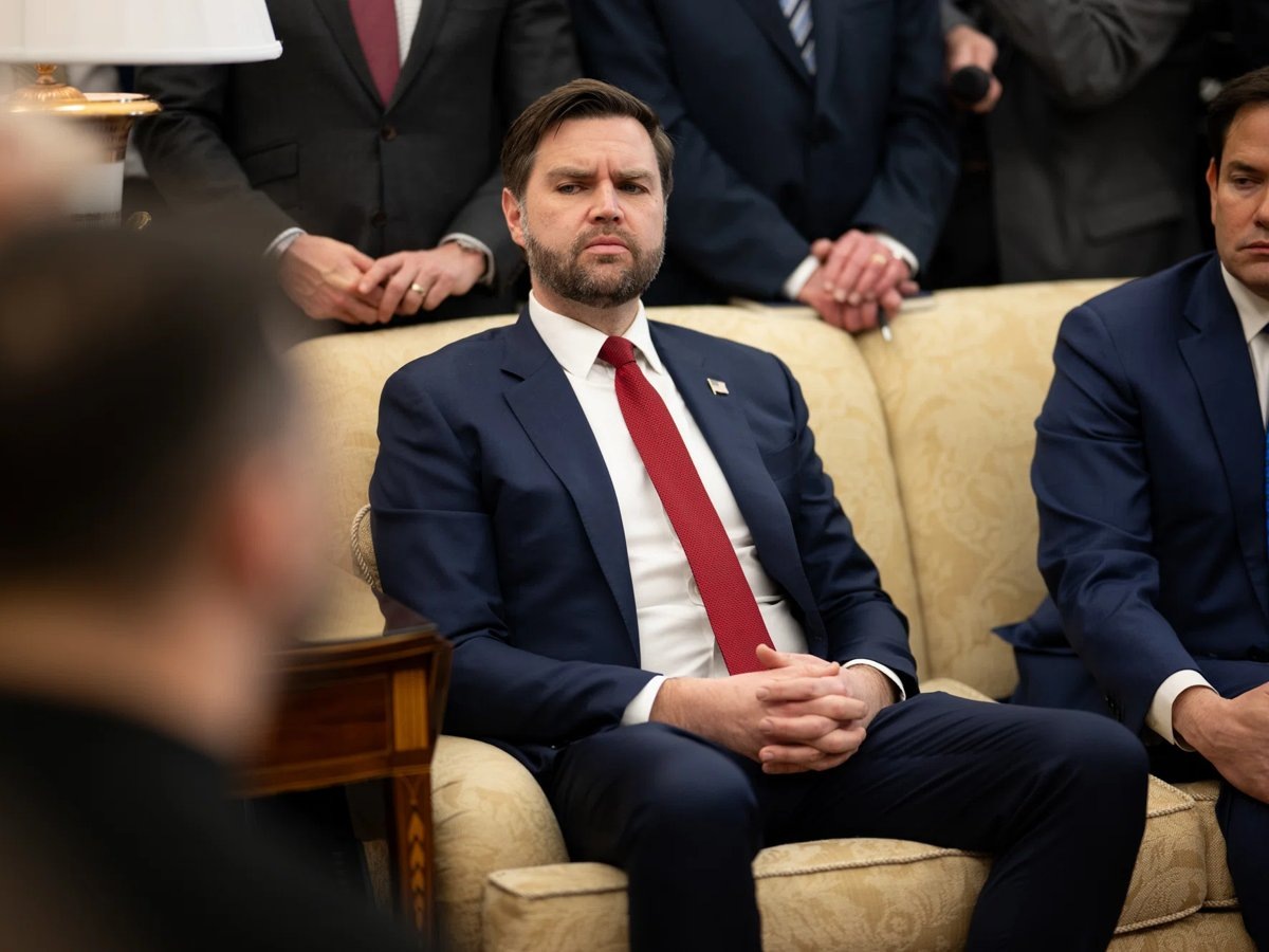     Вэнс назвал операцию против Мадуро «поистине впечатляющей»