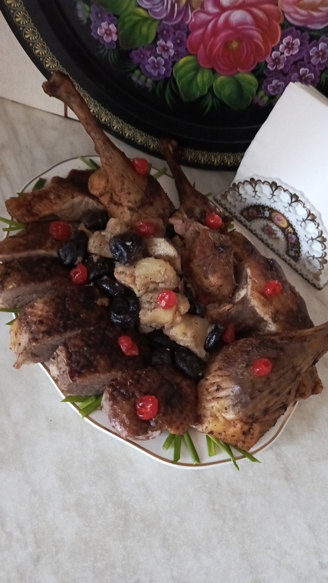 Гусь, запечённый в духовке с яблоками и черносливом. Фото автора.