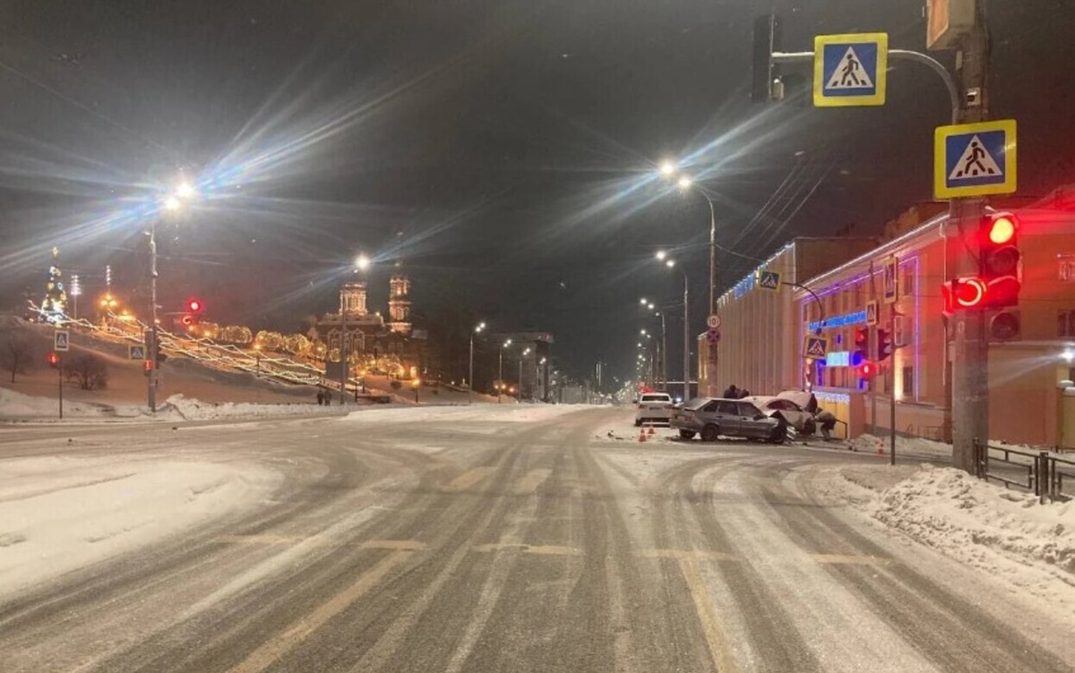    18-летний водитель и 16-летняя пассажирка пострадали в ДТП в Ижевске