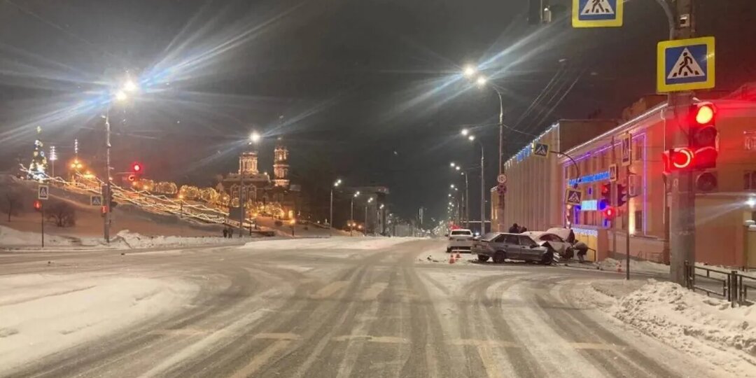 18-летний водитель и 16-летняя пассажирка пострадали в ДТП в Ижевске