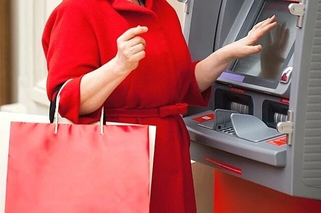    Правда, что снять пенсию с банковской карты стало сложнее?