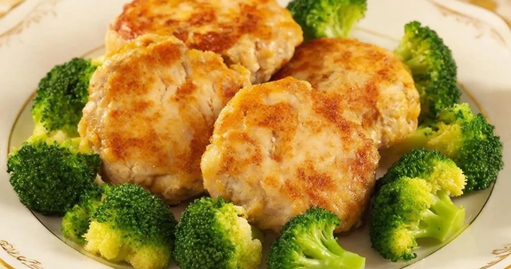 Нежные котлеты из куриной грудки на пару: диетическое удовольствие